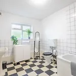 Large House, Garden, 3 Bedrooms *