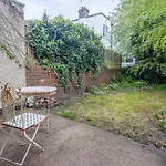 Large House, Garden, 3 Bedrooms بيت للعطل *