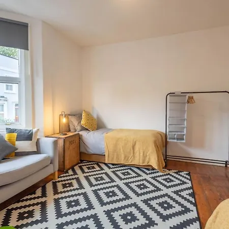 Large House, Garden, 3 Bedrooms Holiday home Bristol