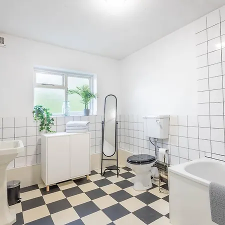 Large House, Garden, 3 Bedrooms *