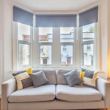 Large House, Garden, 3 Bedrooms Bristol