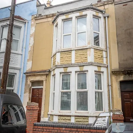 Holiday home Large House, Garden, 3 Bedrooms Bristol