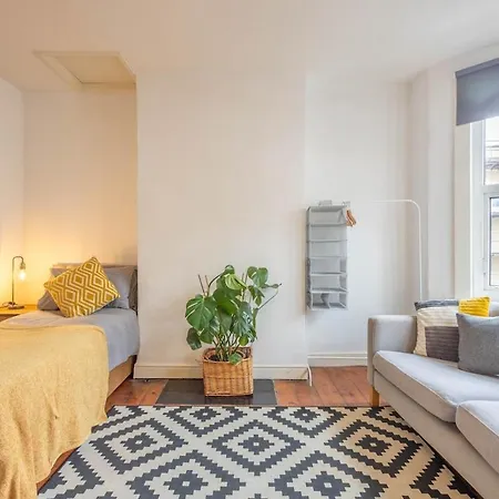 Large House, Garden, 3 Bedrooms * 布里斯托