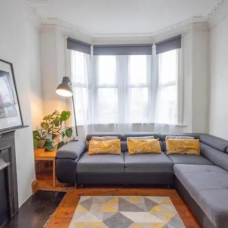 Large House, Garden, 3 Bedrooms * Bristol