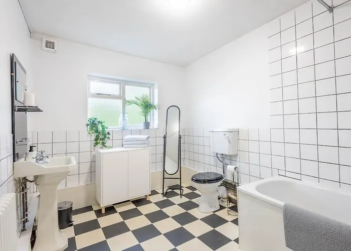 Large House, Garden, 3 Bedrooms *