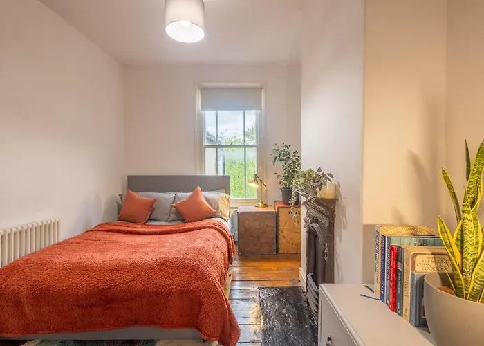 Large House, Garden, 3 Bedrooms Feriehus