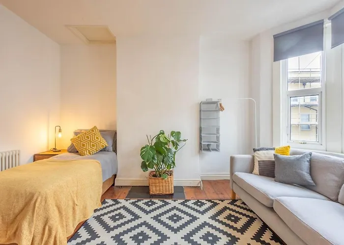 Large House, Garden, 3 Bedrooms * Bristol