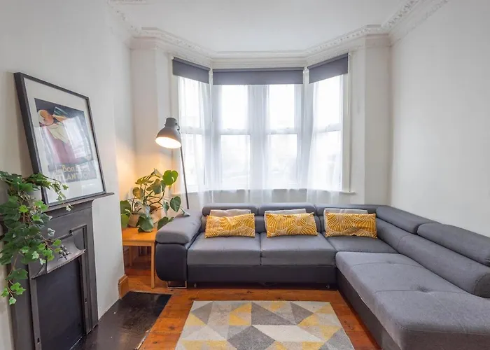 Large House, Garden, 3 Bedrooms * Bristol