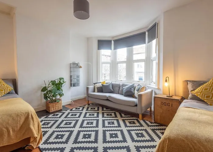 Large House, Garden, 3 Bedrooms *