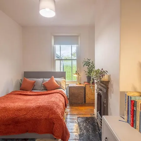 Large House, Garden, 3 Bedrooms Σπίτι διακοπών