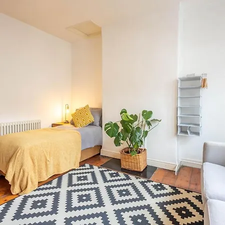 Large House, Garden, 3 Bedrooms Σπίτι διακοπών *