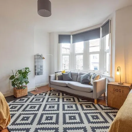 Large House, Garden, 3 Bedrooms *