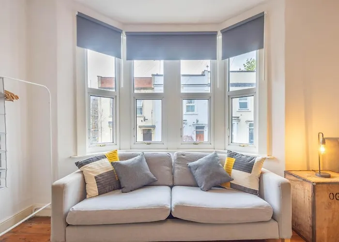 Large House, Garden, 3 Bedrooms 布里斯托