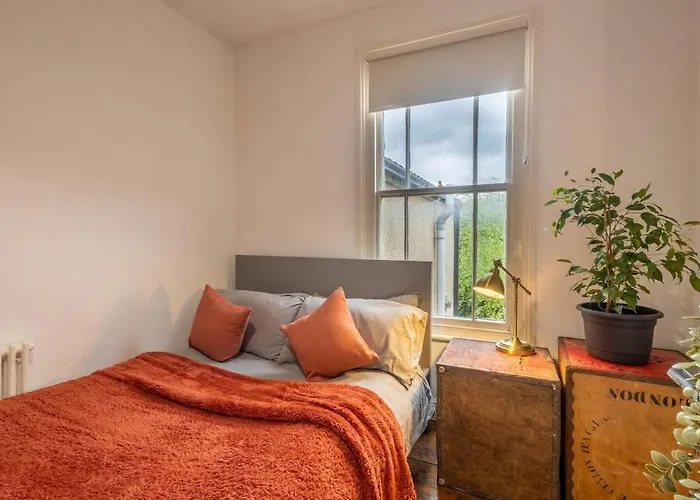 Large House, Garden, 3 Bedrooms 布里斯托